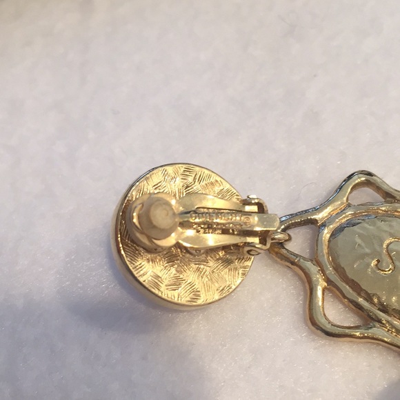 GIVENCHY Autographed Vintage Gold and Pearl Drop Clip On Earrings - Picture 4 of 5